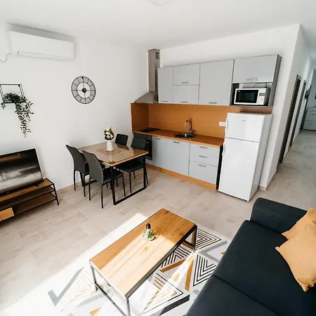 Apartmani Komarna *