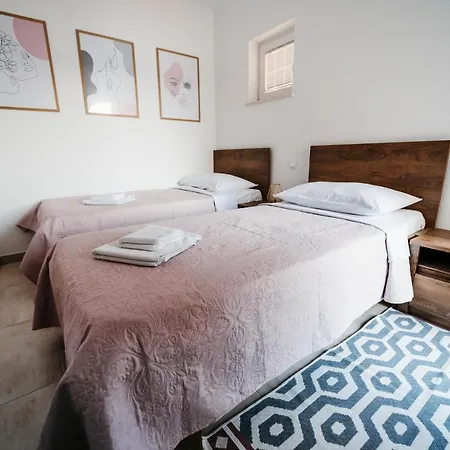 شقة Apartmani Komarna كومارنا