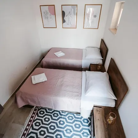 Apartmani Komarna *