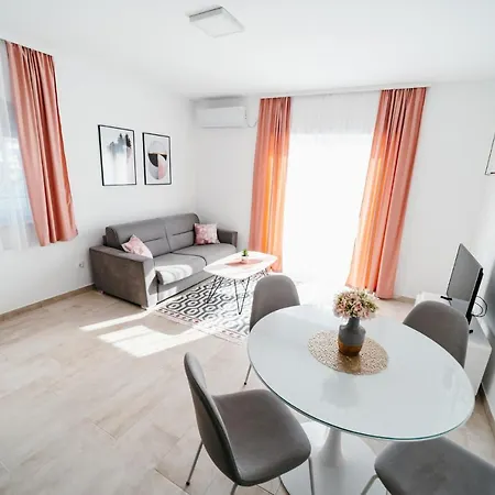 شقة Apartmani Komarna *