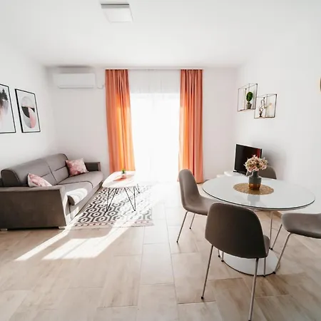 Apartmani Komarna كومارنا