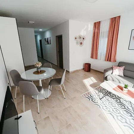 Apartmani Komarna 코마르나
